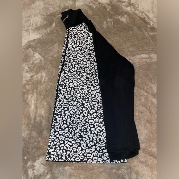 Never won black and white print sip up sweater - Picture 2 of 6